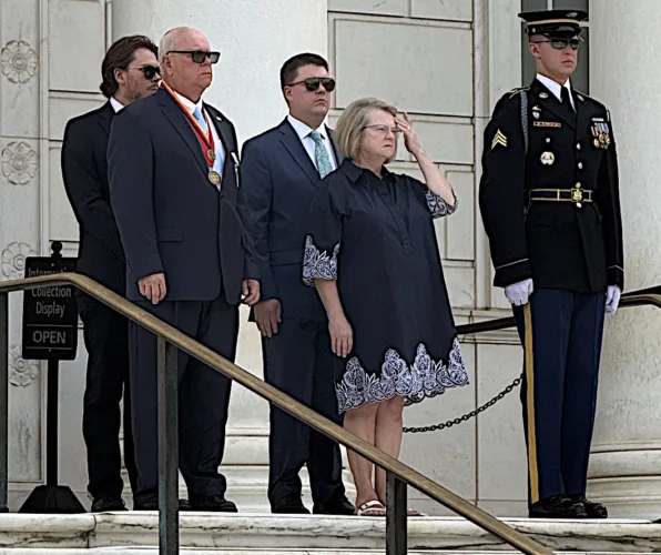 Local man lays wreath at Tomb of Unknown Soldier